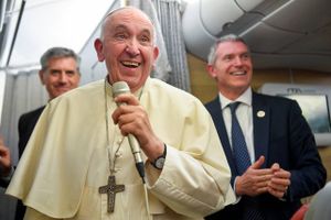 Det er ikke nogen katastrofe at skifte pave, siger den svækkede katolske kirkeleder efter rejse til Canada.