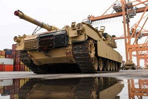 De amerikansk producerede Abrams-kampvogne, som USA vil sende til Ukraine, ankommer til Polen til foråret.