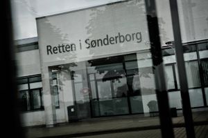 En politimand er idømt betinget fængsel for blandt andet blufærdighedskrænkelse. Han ankede på stedet.