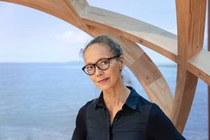 En ny udstilling på Dansk Arkitektur Center kaster lys over nogle af de oversete kvinder i arkitektur – både historiske og nulevende – og man kan blandt andet opleve en imponerende spa af fyrretræ, som den norske arkitekt Siv Stangeland står bag.