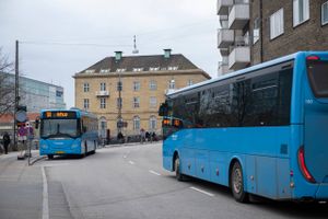 Flere busser, der fragter gymnasieelever fra oplandet ind til byerne, står til at blive barberet væk i en massiv spareplan i Region Midtjylland. Men formanden for Udvalget for Regional Udvikling, Bent Graversen (V), tror ikke, at ruterne nedlægges.