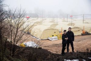 To asylsøgere i teltlejren for asylsøgere i Næstved. Torsdag meddelte Udlændingestyrelsen, at den tømmer pladserne i lejrene, der, siden de blev etableret, har været genstand for heftig debat. Foto: Niels Hougaard