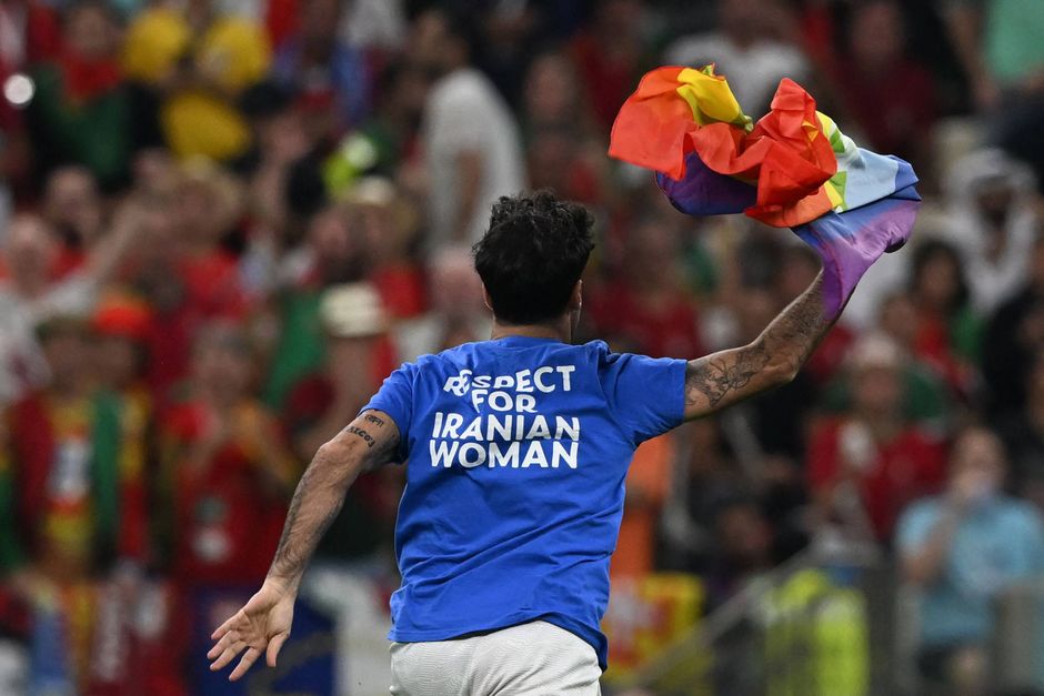 VM-kampen mellem Portugal og Uruguay blev midlertidig afbrudt, da en person løb på banen og smed et regnbueflag.