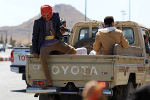 Huthi-rebeller undervejs i Yemens uroplagede hovedstad Sanaa, hvor en blodig konflikt foreløbig har varet i syv år. Foto: Mohammed Huwais/AFP