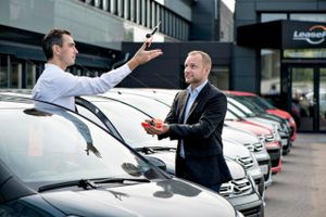 Gomores adm. direktør, Matias Møl Dalsgaard (t.v.), kaster et sæt nøgler til sin direktørkollega fra Leaseplan, Lars Eegholm, til en af de små Citroën-biler, som kan leases efter det nye koncept. Foto: Lars Krabbe