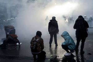 Tusindvis har søndag protesteret mod coronatiltag i Bruxelles. Politiet har affyret tåregas og vandkanoner.